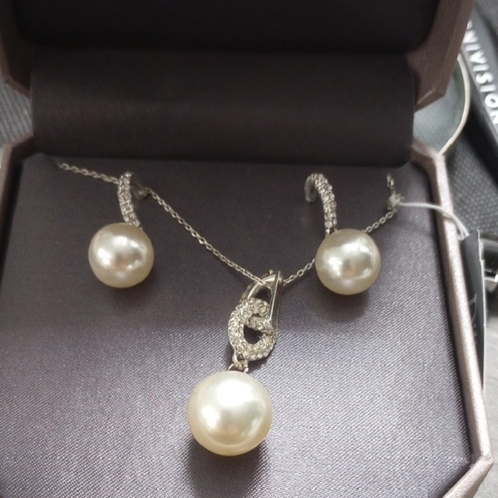 Silver and White Pearl Necklace with Teardrop Pendant